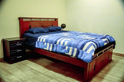 JuiviCasa de Campo - Baños de Agua Santa的一间卧室配有一张带蓝白色毯子的床