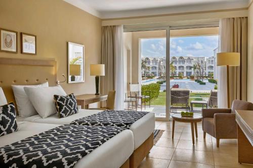 考拉亚湾Steigenberger Resort Alaya Marsa Alam - Red Sea - Adults Friendly 16 Years Plus的酒店客房设有一张床和一个大窗户