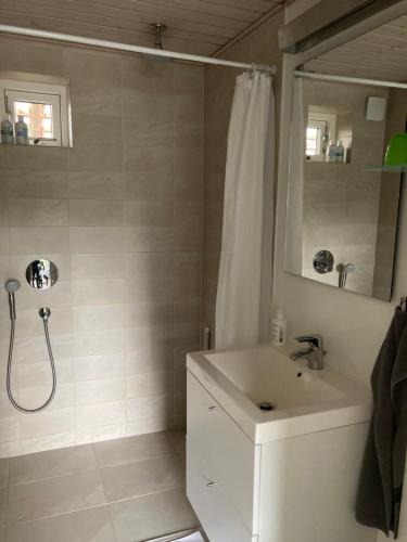 RisskovBB-Risskov的白色的浴室设有水槽和淋浴。