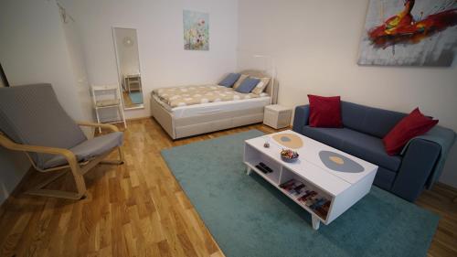 维也纳MALIXA - Apartment in the heart of Vienna next to Metro的客厅配有沙发和桌子