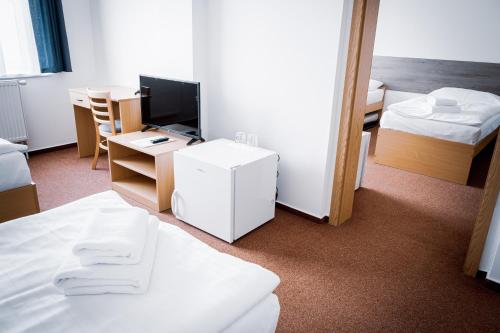 利贝雷茨阿雷纳酒店的客房设有一张床、一张书桌和电视