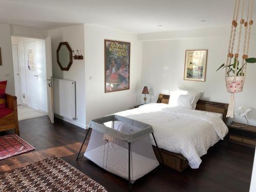 达迪利Les Cabanons的一间卧室配有一张床和一张桌子