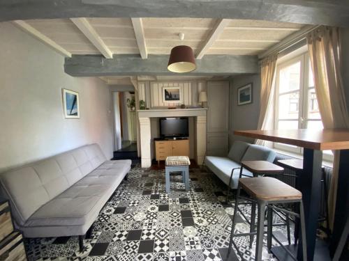 翁弗勒尔Boudin Cottage Honfleur的客厅配有沙发和桌子