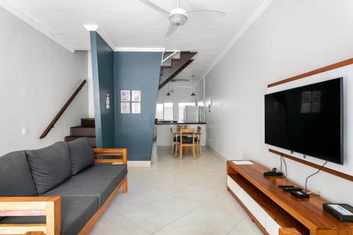 朱奎Juquehy - Casa Espaçosa em Condomínio的带沙发和平面电视的客厅
