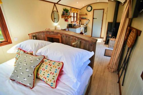 DittishamFinest Retreats - Cedar Luxury Shepherds Hut的一间卧室配有一张带两个枕头的床