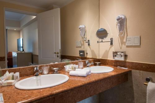 科尔多瓦科尔多瓦假日酒店&度假村的一间带两个盥洗盆和大镜子的浴室