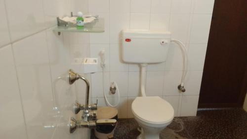 马西尼古蒂The Wild Fo'rest Resorts的白色的浴室设有卫生间和水槽。