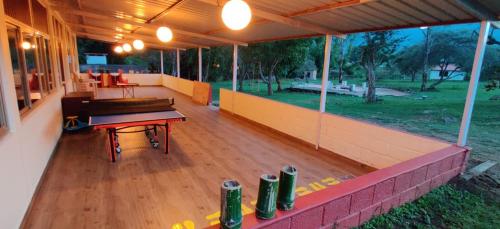 马西尼古蒂The Wild Fo'rest Resorts的户外庭院铺有木地板,配有桌子。