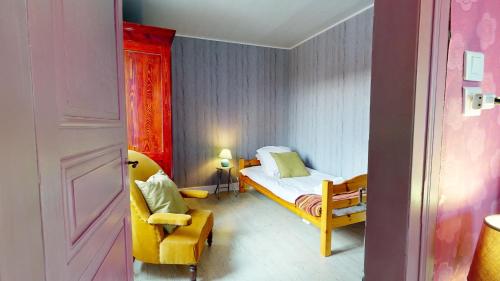 伊斯内姆La maison Blanche - Issenheim的一间小卧室,配有一张床和一把椅子