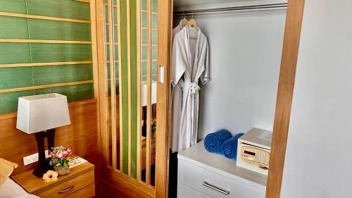 奥南海滩Aonang Phu Dahla Private Pool & Sea View - SHA Plus的一间卧室配有衣柜、一张床和一盏灯
