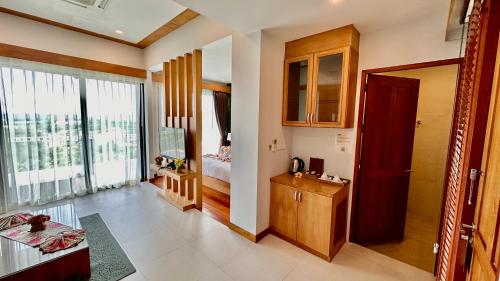 奥南海滩Aonang Phu Dahla Private Pool & Sea View - SHA Plus的客厅设有一间卧室