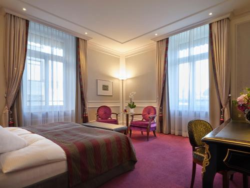 苏黎世苏黎世施维泽霍夫酒店的酒店客房带一张床、一张桌子和椅子