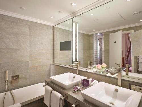苏黎世苏黎世施维泽霍夫酒店的一间带水槽、浴缸和镜子的浴室