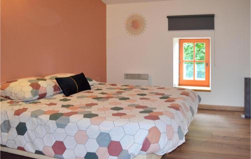 Eyrans-de Soudiac3 Bedroom Beautiful Home In Eyrans的一间卧室设有一张大床和一个窗户。