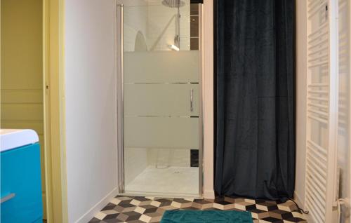 Eyrans-de Soudiac3 Bedroom Beautiful Home In Eyrans的浴室设有玻璃淋浴间和 ⁇ 格地板