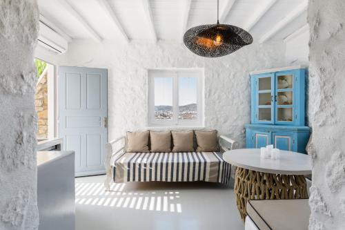 卡拉法蒂斯Mykonos Supreme Comfort Suites & Villas的客厅配有沙发和桌子