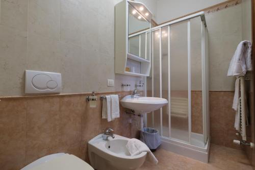 托里德尔贝纳科Casa Vacanza - Casa del Padre Nascimbeni的浴室配有卫生间、盥洗盆和淋浴。