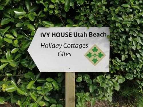 圣玛丽-迪蒙Ivy House Utah Beach的海滩度假屋壁炉旁的标志