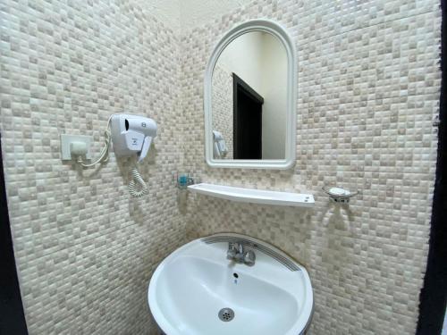 艾卜哈Qasr Aldabab Housing Units的一间带水槽和镜子的浴室