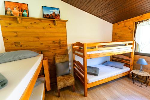 勒布罗伊斯盖特格朗德雷诺酒店的小屋内一间卧室配有双层床