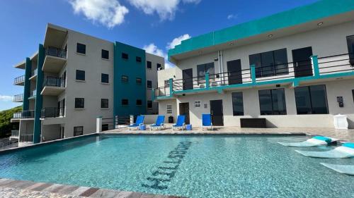 巴斯特尔Hillsboro Suites & Residences Condo Hotel, St Kitts的大楼前的游泳池