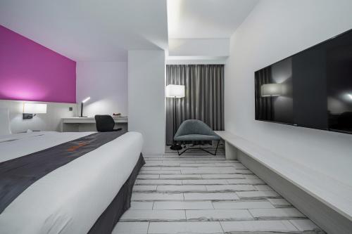 桃园市嘉仕特饭店的酒店客房设有一张大床和一台电视机。