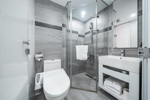 桃园市嘉仕特饭店的浴室配有卫生间、盥洗盆和淋浴。