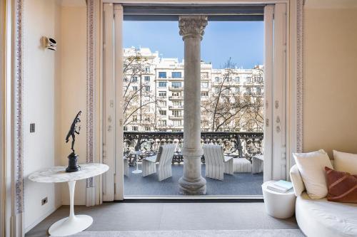 巴塞罗那El Palauet Royal Suites的客房设有大窗户,享有城市美景。