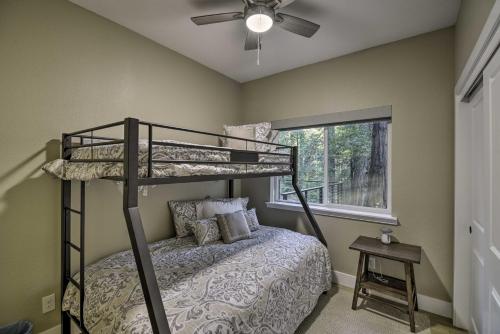 Secluded Butte Meadows Cabin with Deck and Grill!的一间卧室设有两张双层床和一扇窗户。