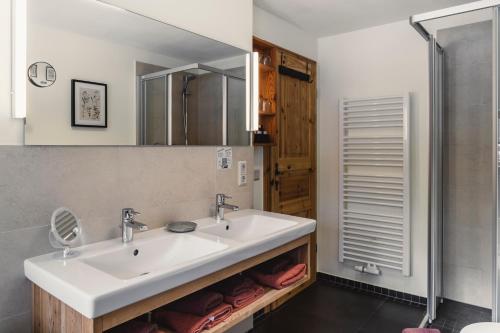 赛达Altsächsischer Gasthof Kleines Vorwerk的一间带水槽和镜子的浴室