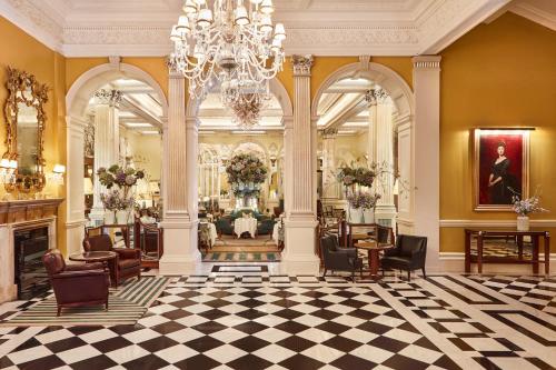 伦敦梅宝尼克拉里奇酒店的大堂设有吊灯和沙龙