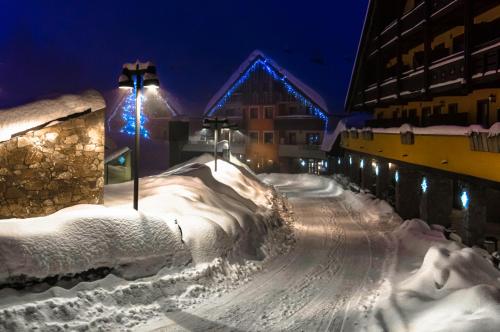 普拉托讷沃斯Borgo Stalle的一条雪覆盖的街道,晚上有桥