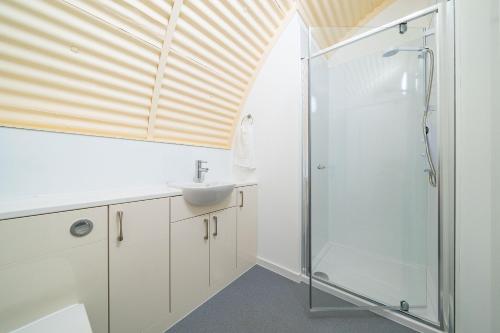 科姆里Cultybraggan Hut 35的一间带水槽和淋浴的浴室