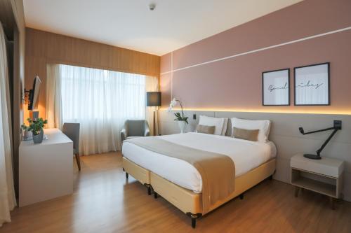 库里提巴库里提巴佩斯塔纳酒店的一间设有大床和窗户的酒店客房