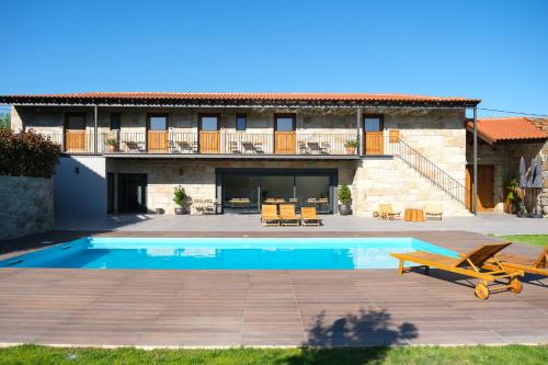 阿鲁卡Casa Vieira Lobo的别墅前设有游泳池