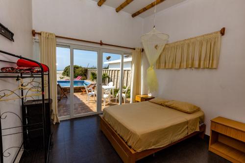 维加伊托Casa Killa Vichayito的一间卧室配有一张床,阳台配有桌子
