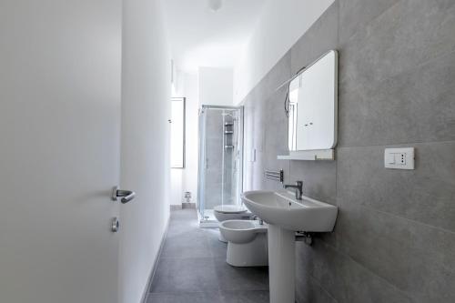 都灵Top Living Apartments - Carducci的浴室设有2个卫生间、水槽和镜子