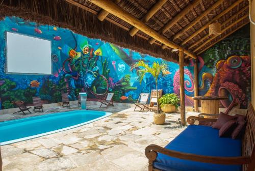 里约热内卢Longboard Paradise Surf Club的一个带游泳池和壁画的房间