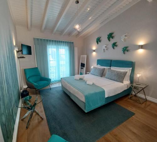 拉戈斯Villa Zawaia B&B的一间卧室配有一张大床和一张蓝色椅子