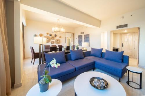 圣萨尔瓦多圣萨尔瓦多皇家洲际酒店的客厅配有蓝色的沙发和桌子