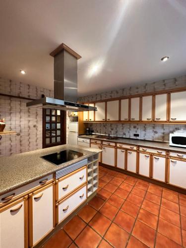 厄尔·布尔戈·德·奥斯马Finca Paraíso Rural的一间大厨房,配有白色的橱柜和水槽