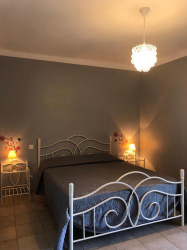 加莱里亚U弗里浦盖吉尔酒店的一间卧室配有一张床和一个吊灯