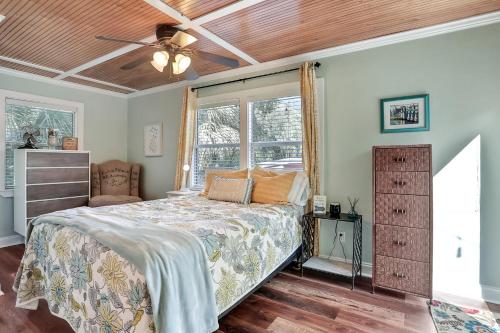 圣奥古斯丁Palmettos Cabana的一间卧室配有一张床和吊扇