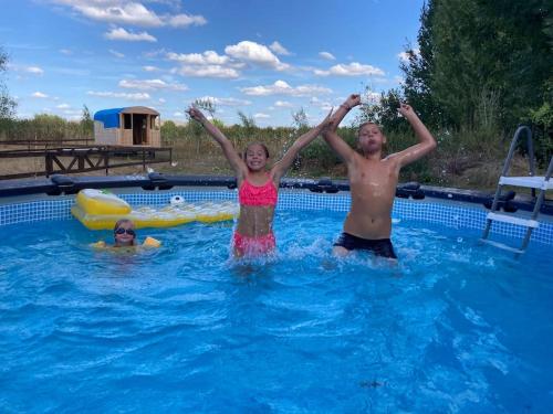 HarelbekeDe Skure: vakantiewoning op boerderij的两个小孩在游泳池里