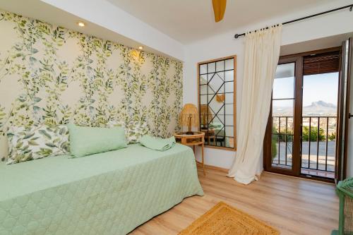 安特克拉Casa Remotti的一间卧室设有一张床和一个大窗户