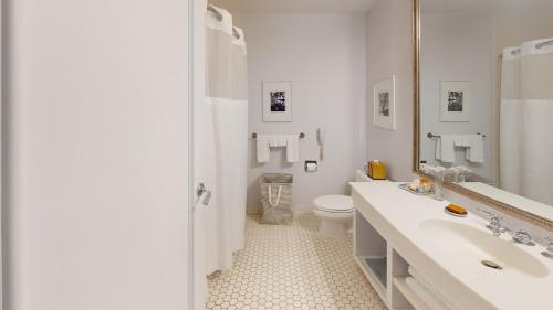 雅芳艾文老农场酒店的白色的浴室设有水槽和卫生间。