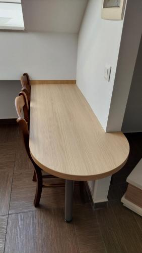 克拉尼Apartma Samo 3的木桌和椅子