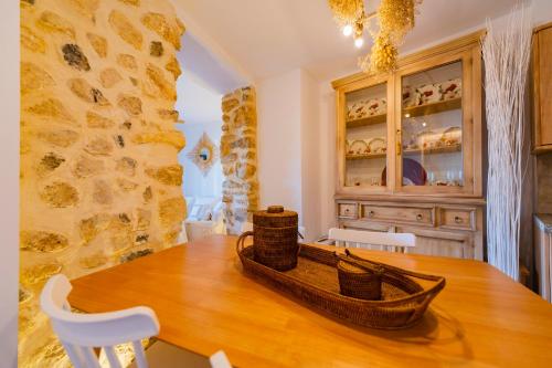 安特克拉Casa Remotti的一间用餐室,配有木桌和船上的船只