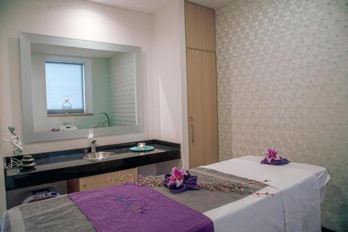 底拉斯卡拉Holiday Inn Tlaxcala, an IHG Hotel的浴室设有床、水槽和镜子