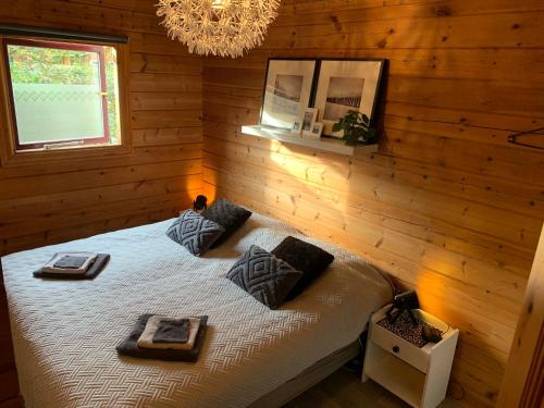 GramsbergenJust Relax的卧室配有木墙内的一张床